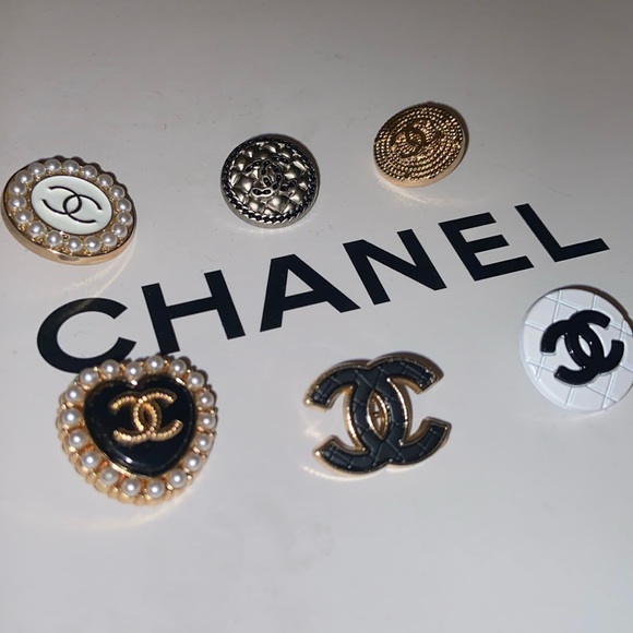 6 piece mixed variety vintage lot of Chanel buttons sizes vary - Picture 2 of 4